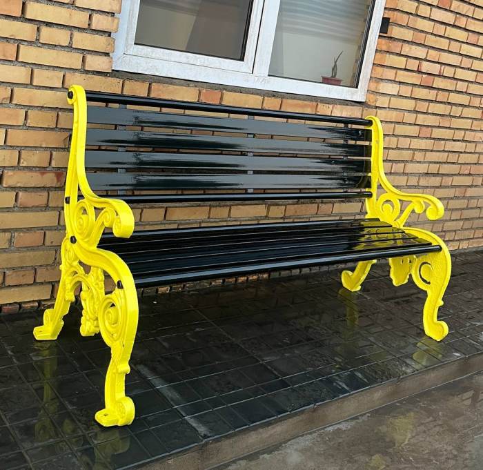 تصویری از نیمکت مناسب برای راهنمای جامع خرید مبلمان شهری